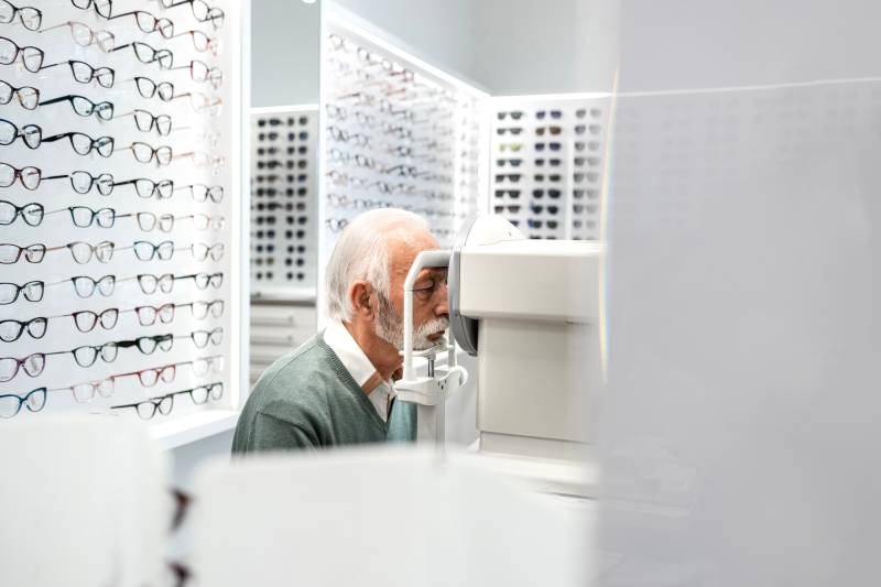 Quelles sont les étapes pour bien choisir sa mutuelle santé senior selon ses besoins médicaux spécifiques dans la commune d'Épouville ?
