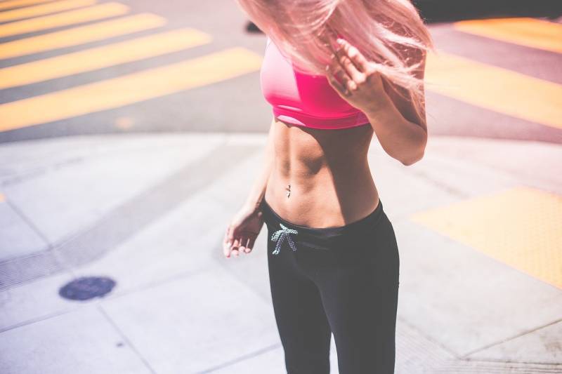 Faire du fitness à la maison.